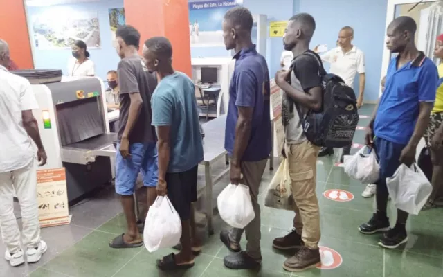 Grupo de ciudadanos haitianos tras su llegada a las costas de Santiago de Cuba.