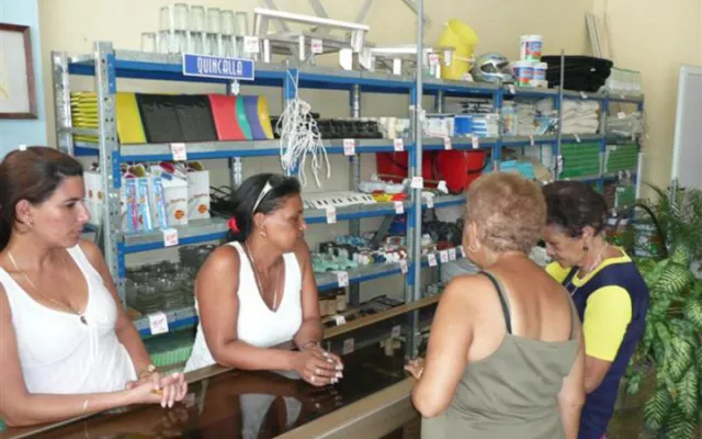 Instalaciones de uno de los nuevos mercados de barrio en Cuba, con estanterías preparadas para la venta de productos de primera necesidad.