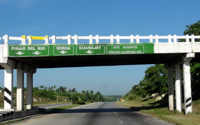 Trabajos de mantenimiento y señalización en el puente de la autopista sobre el río Quibú.