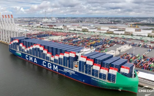 Contenedores de carga de la naviera CMA CGM apilados en una terminal portuaria.