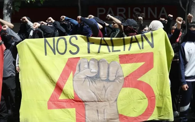 Familiares de los 43 estudiantes desaparecidos de Ayotzinapa durante una jornada de protesta en México.