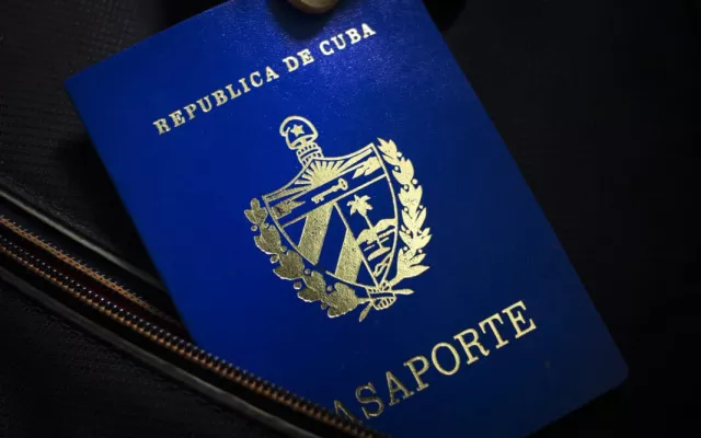 Documento de pasaporte cubano junto a símbolos de trámites migratorios.