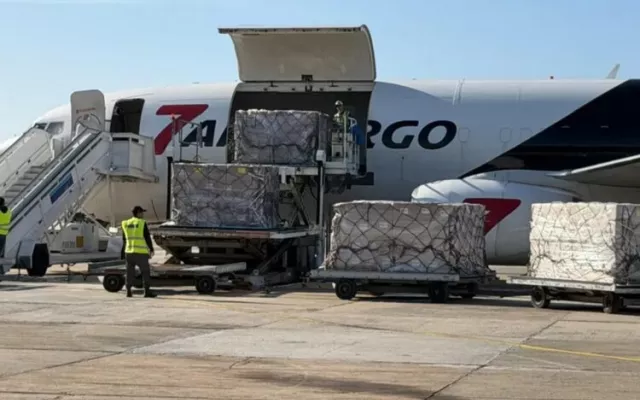Cargamento de ayuda humanitaria de EE. UU. siendo descargado en el aeropuerto de Santa Clara.