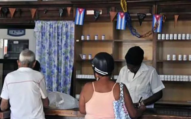 Mostrador de una farmacia comunitaria en Cuba con estantes de medicamentos.