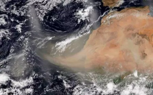 Mapa satelital que muestra la dispersión de polvo del Sahara sobre la región del Caribe.