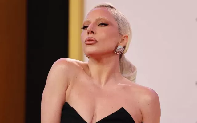 Lady Gaga caminando en un evento público.