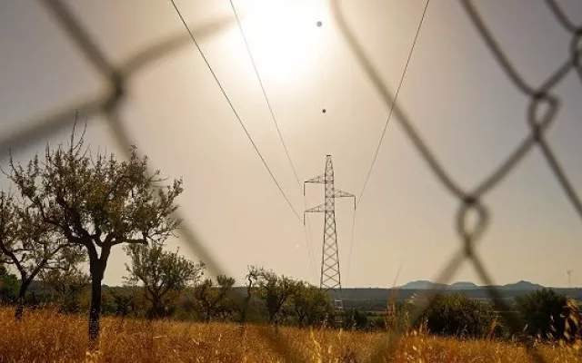 Transformador eléctrico y tendido de cables de alta tensión representando la situación del sistema energético.