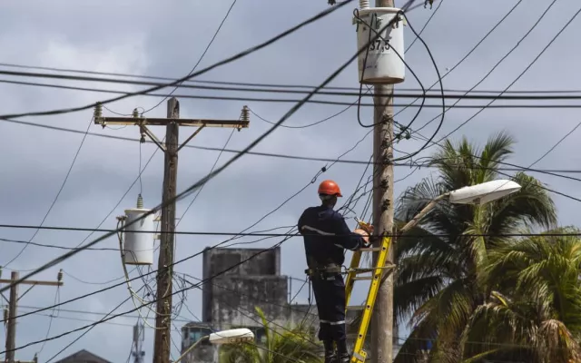 Transformador eléctrico en un poste de tendido eléctrico en Cuba.