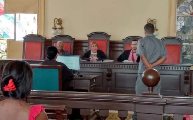 Imagen del juicio en Pinar del Río contra un hombre acusado de robar accesorios de un parque solar.