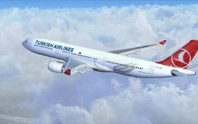 Avión de la compañía Turkish Airlines en pista de aterrizaje.