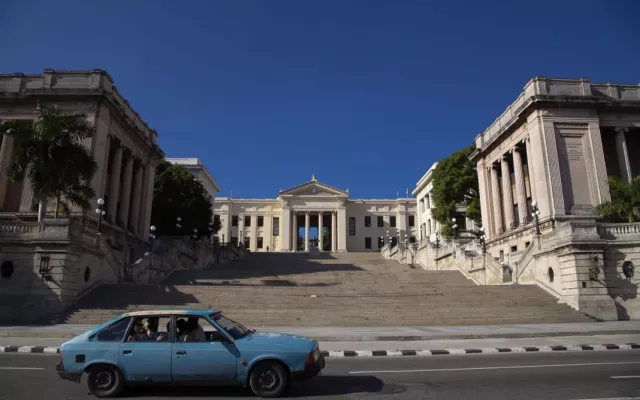 Fachada e instalaciones de la Universidad de La Habana.