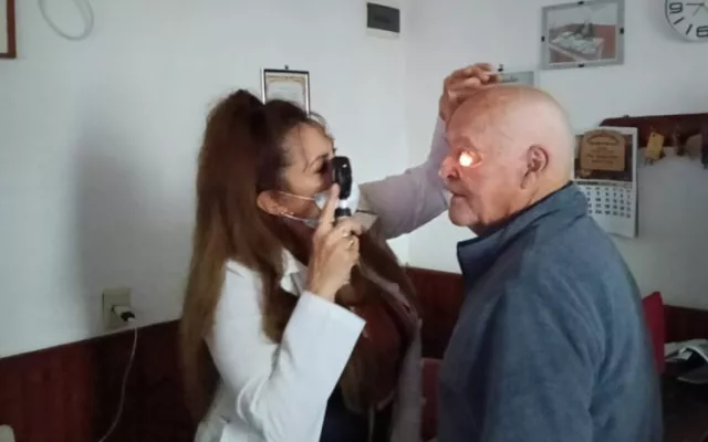 Personal médico cubano trabajando en el Hospital de Ojos de Uruguay.