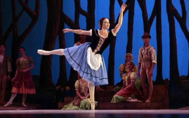 Viengsay Valdés interpretando el papel principal en el ballet Giselle.