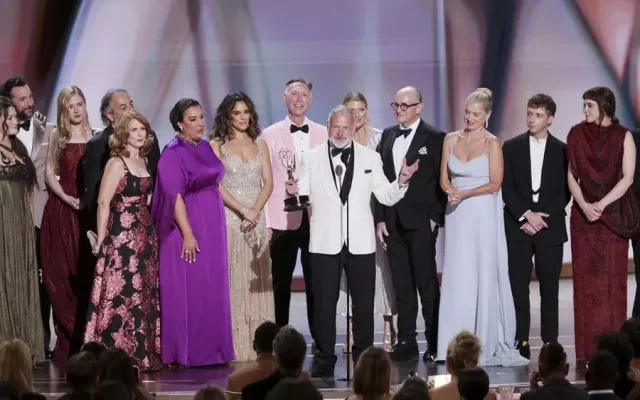 Escenario de la 78º edición de los premios Emmy en Los Ángeles con la estatuilla dorada.