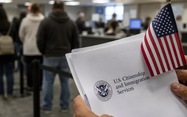 El Uscis implementó normativas recientes que modifican los procesos de renovación para los permisos de trabajo y visas laborales, entre otros trámites
