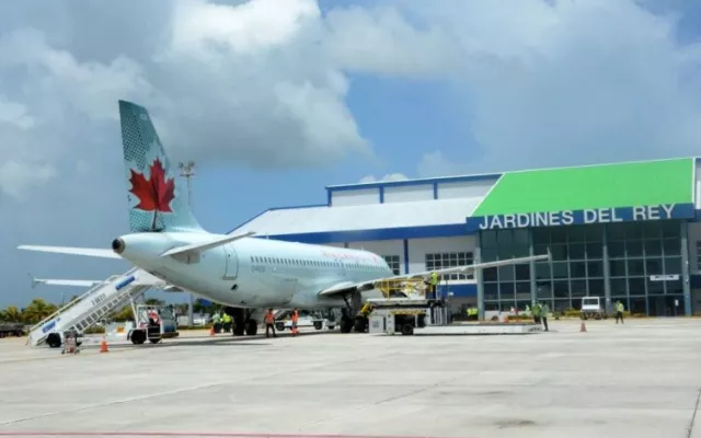Turistas canadienses llegando al aeropuerto de Cayo Coco en Cuba.