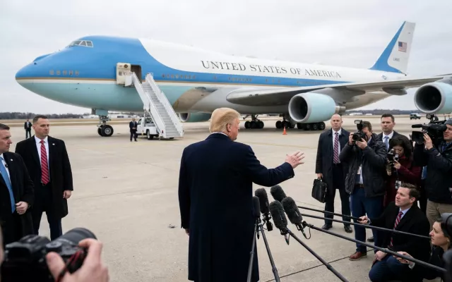 Donald Trump ofreciendo declaraciones a la prensa antes de abordar el Air Force One.