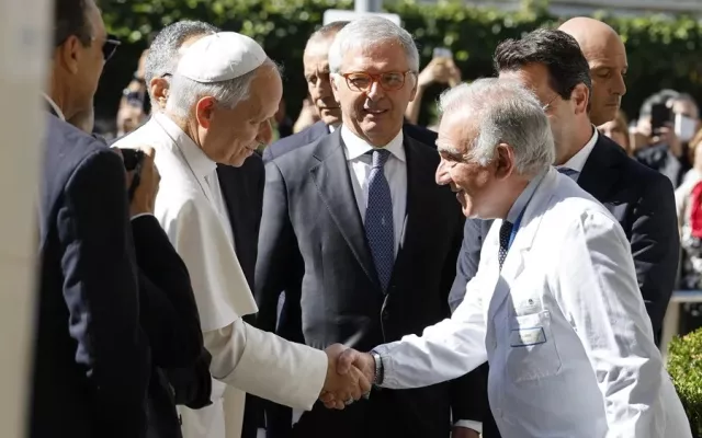 El papa León XIV llegando al hospital Gemelli de Roma para su operación.
