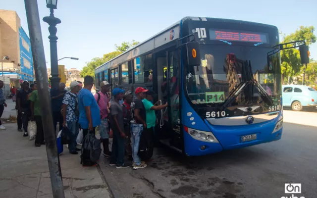 Personas haciendo fila en La Habana para abordar un ómnibus en medio de la crisis de transporte.