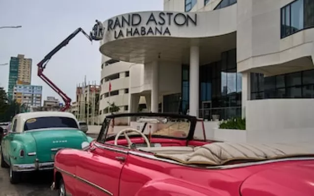Vista de un hotel y zona turística en Cuba con poca afluencia de personas.