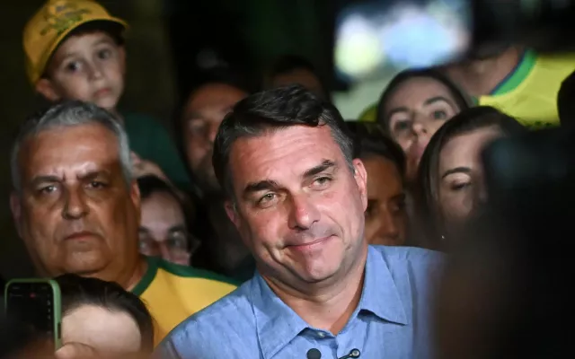 El senador Flávio Bolsonaro en un acto público tras los resultados electorales en Brasil.