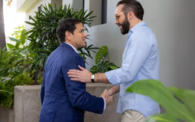 Marco Rubio en conversación con el presidente Nayib Bukele durante un encuentro diplomático.