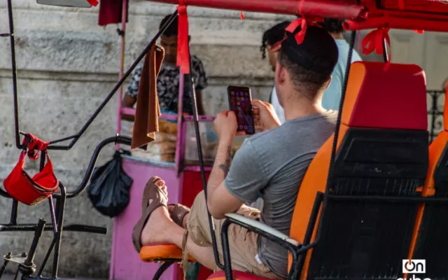 Jóvenes cubanos en un entorno urbano, reflejando la realidad de la desvinculación laboral.