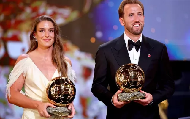 Harry Kane y Alexia Putellas posando con sus respectivos Balones de Oro durante la ceremonia en Londres.