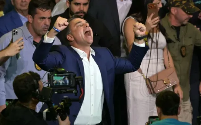 Flávio Bolsonaro realizando un gesto durante la convención del Partido Liberal en São Paulo.