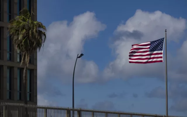 Bandera de Estados Unidos ondeando en la embajada estadounidense en La Habana.