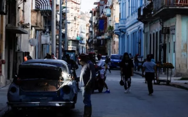 Vista de una calle urbana en Cuba con infraestructura deteriorada.