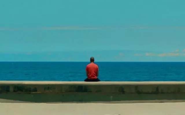 Cartel promocional de la película cubana Malecón con el nombre del filme y elementos visuales del entorno marítimo.
