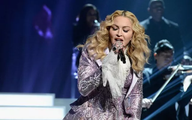 La cantante Madonna durante un evento, imagen utilizada para ilustrar su apoyo político en Brasil.