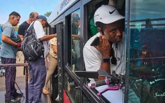 Vista de un vehículo de transporte público en Cuba con señales de deterioro.