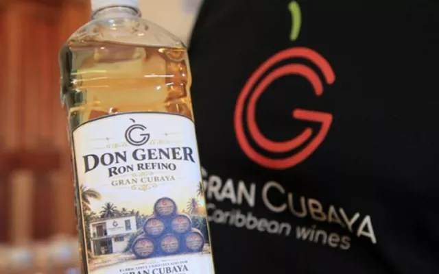 Botellas de ron Don Gener producido por una mipyme cubana.