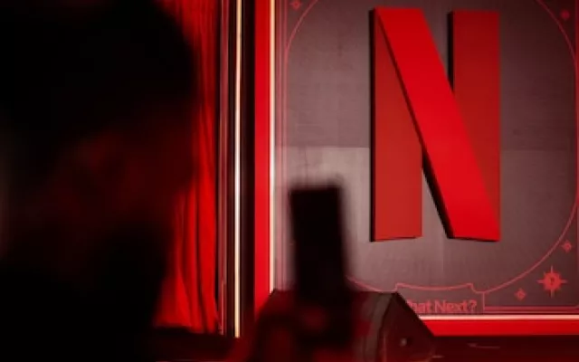 Logotipo de Netflix sobre un fondo oscuro.