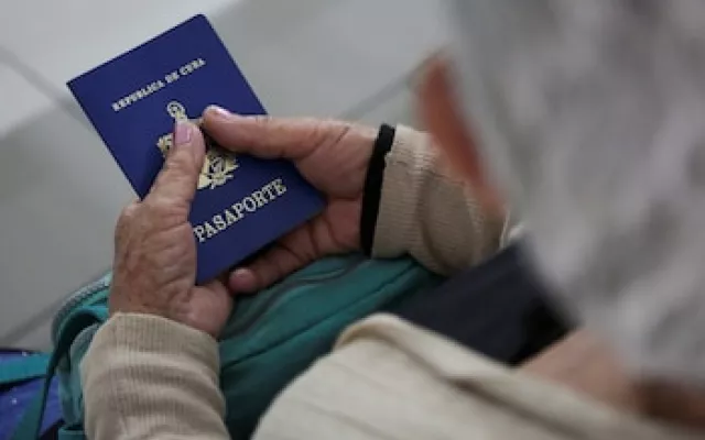 Imagen de una oficina gubernamental o punto de control migratorio en Uruguay donde extranjeros realizan trámites de residencia.