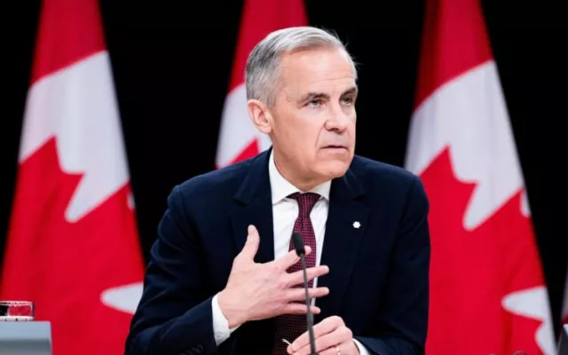 El primer ministro de Canadá, Mark Carney, hablando ante los medios de comunicación en una conferencia de prensa oficial.