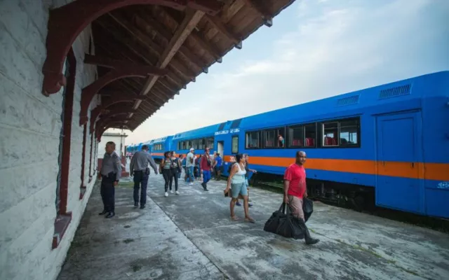 Tren de pasajeros operando en las vías ferroviarias de Cuba.