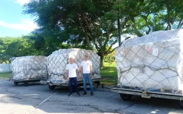 Avión con cargamento de ayuda humanitaria en el Aeropuerto de Varadero.