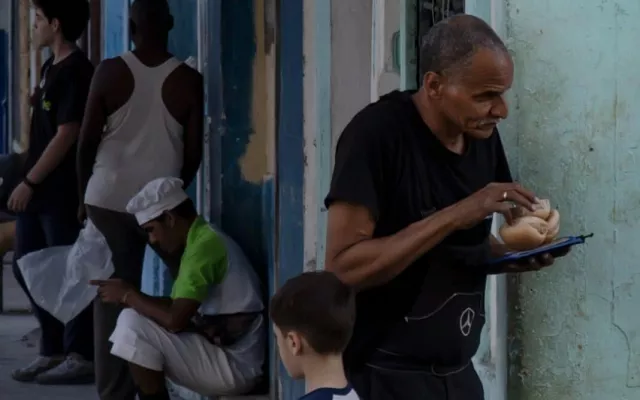 Personal de una panadería estatal cubana realizando la distribución del pan normado.