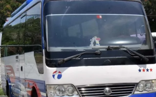 Imagen de un microbús Yutong de 17 asientos disponible en la licitación del Tribunal Supremo Popular.